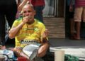 Natural de PE, cantor e símbolo da cultura popular: conheça a história do ‘Ceguinho do Centro’