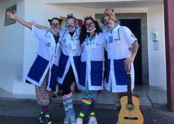 Na semana do Dia dos Avós, Rumo ao Riso leva acolhimento e alegria aos hospitais de Porto Seguro